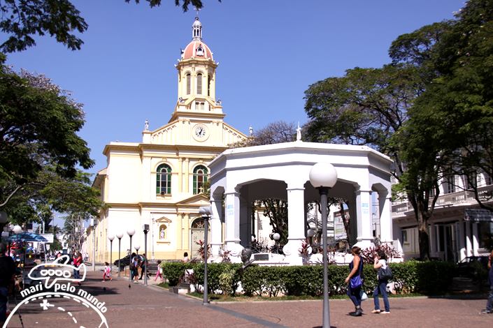 Praça central e igreja de Itu
