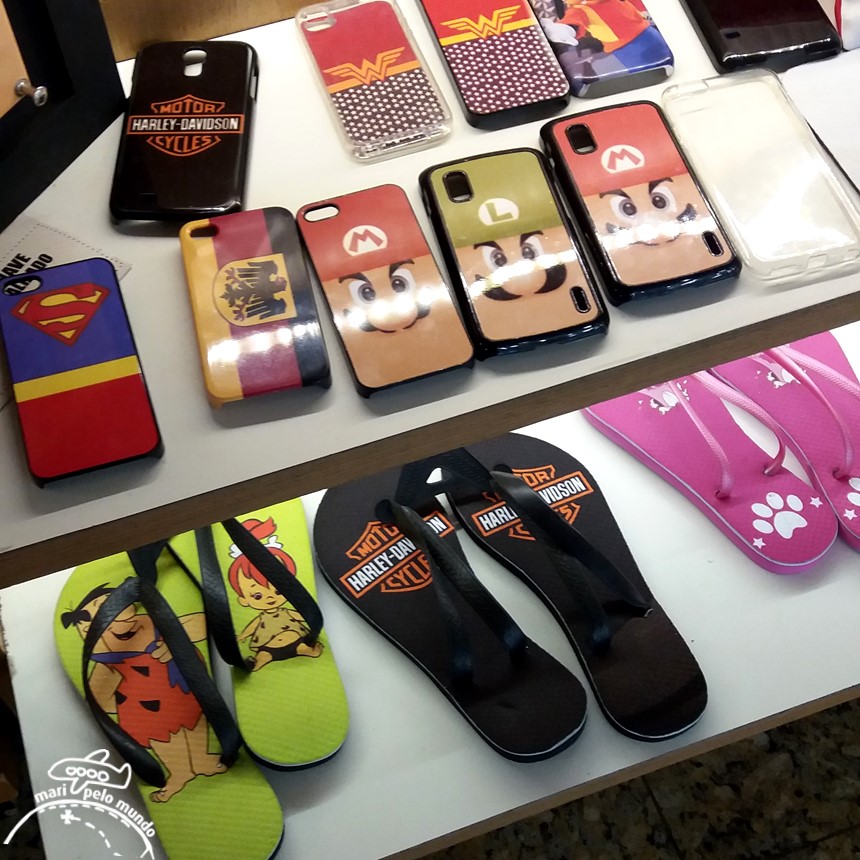 capa para celular e chinelo