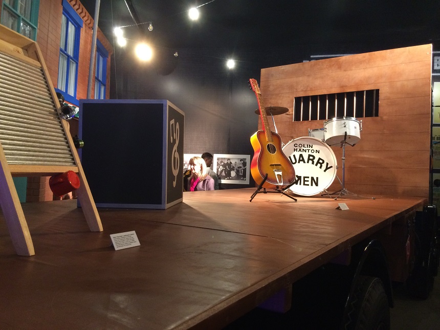 3-o-palco-em-cima-de-um-caminhao-onde-john-tocou-com-o-the-quarrymen