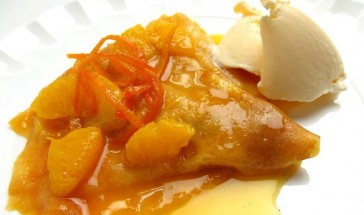 Crepes Suzette com calda de laranja