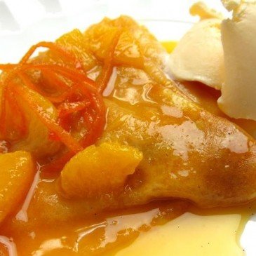 Crepes Suzette com calda de laranja