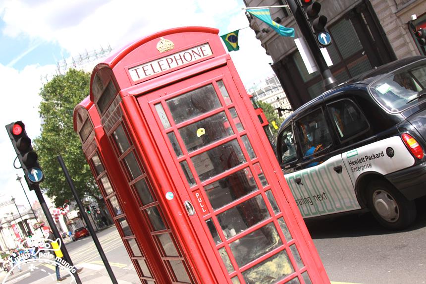 2-cabine-de-telefone-vermelha-um-simbolo-da-cidade-copy