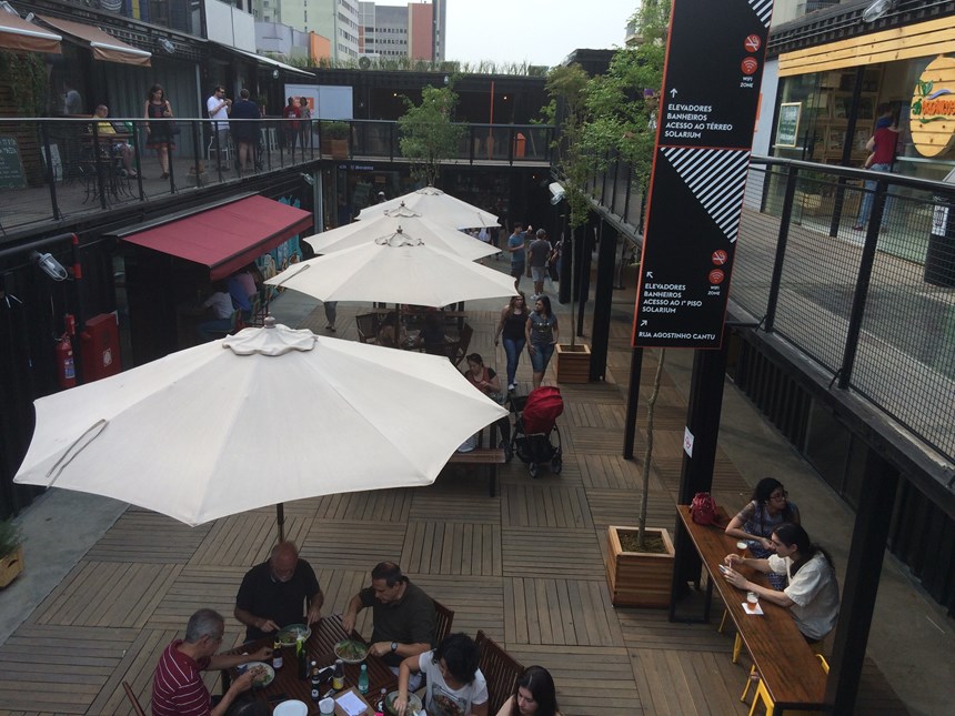 4-espaco-aberto-em-meio-as-lojas-copy