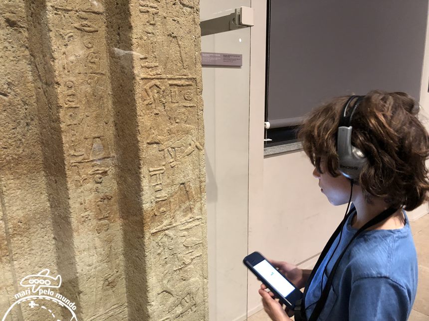 Visitando o museu Egípcio com crianças
